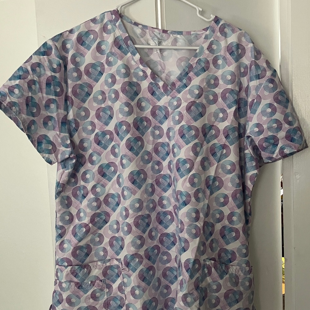 Geometric Heart Patterned V-Neck Women's Scrub Top